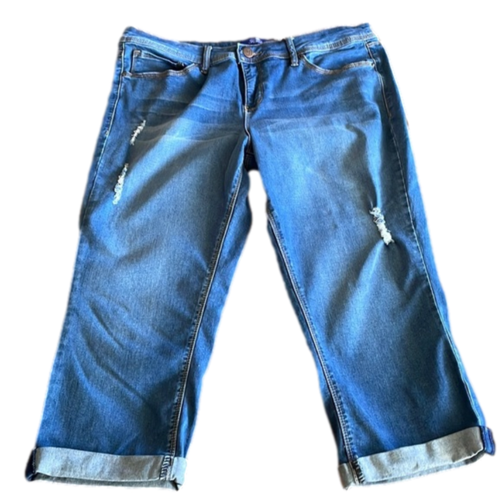 Royalty Distressed Capri Jeans Size: 12